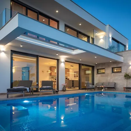 Maxime With Heated Pool Trogir