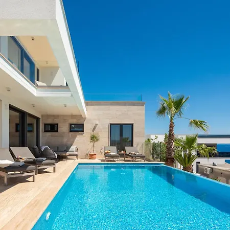 Maxime With Heated Pool Villa