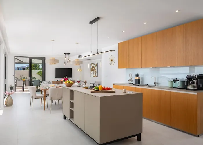 Maxime With Heated Pool Вілла *