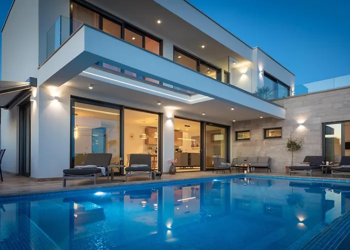 Maxime With Heated Pool Трогір