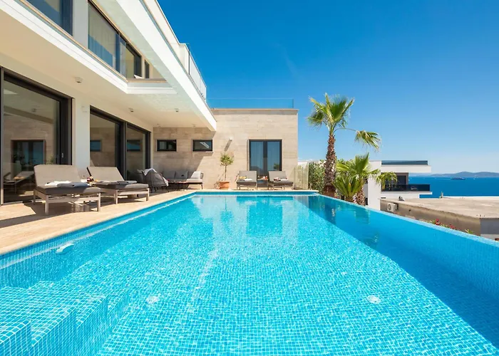 Вілла Maxime With Heated Pool *