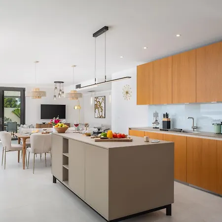 Maxime With Heated Pool Villa *