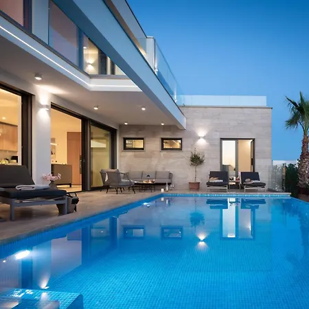 Maxime With Heated Pool Βίλα