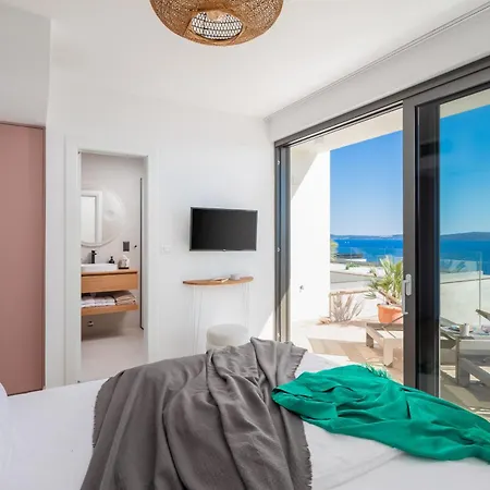 Maxime With Heated Pool Villa *