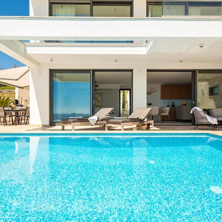 Βίλα Maxime With Heated Pool *