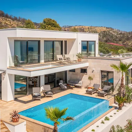 Βίλα Maxime With Heated Pool *