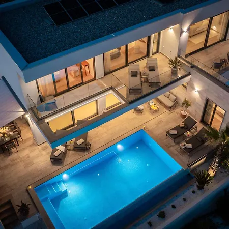 Maxime With Heated Pool Βίλα