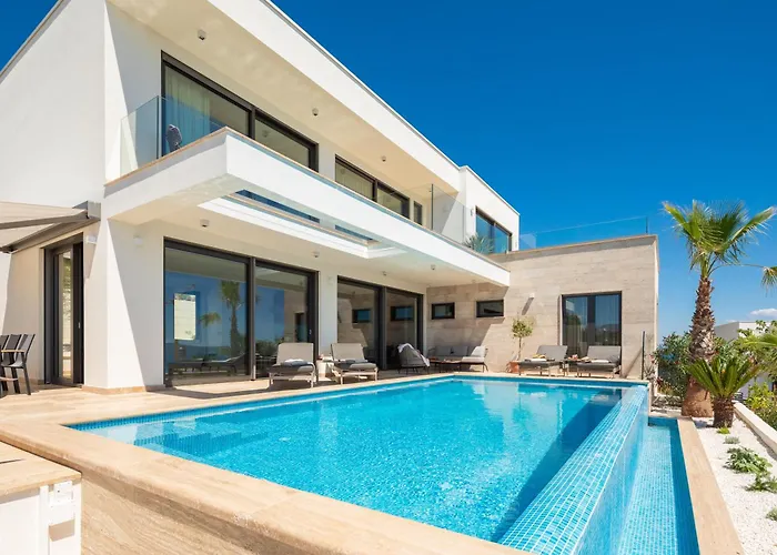 Maxime With Heated Pool Trogir