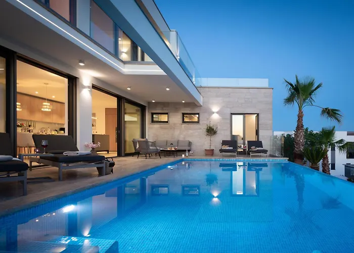 Maxime With Heated Pool Villa