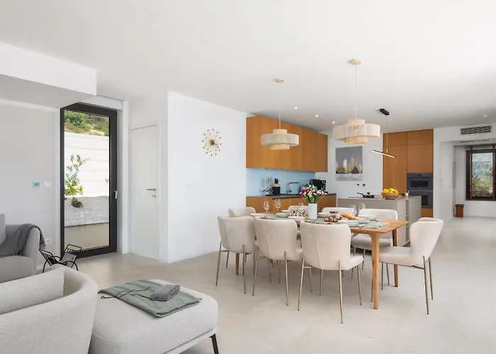 Maxime With Heated Pool Villa *