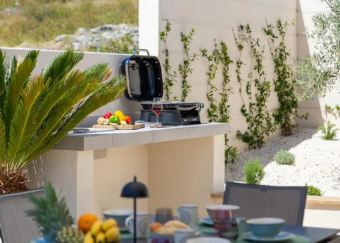 Maxime With Heated Pool Villa *