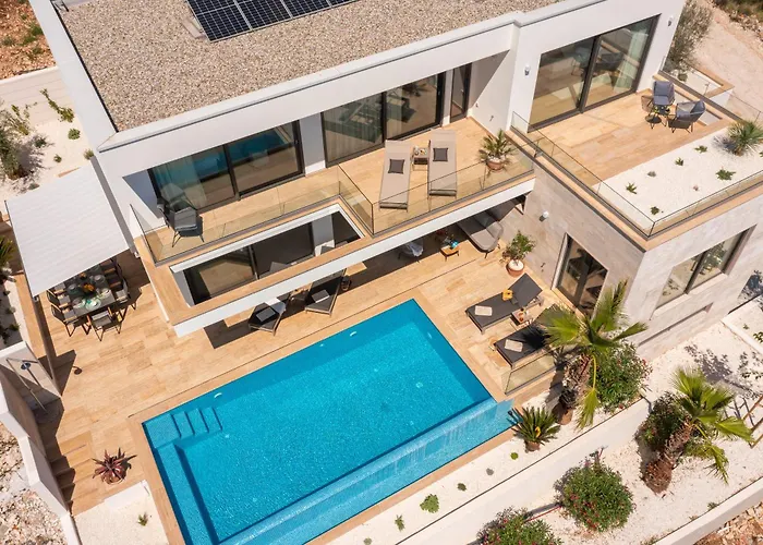 Maxime With Heated Pool Villa *